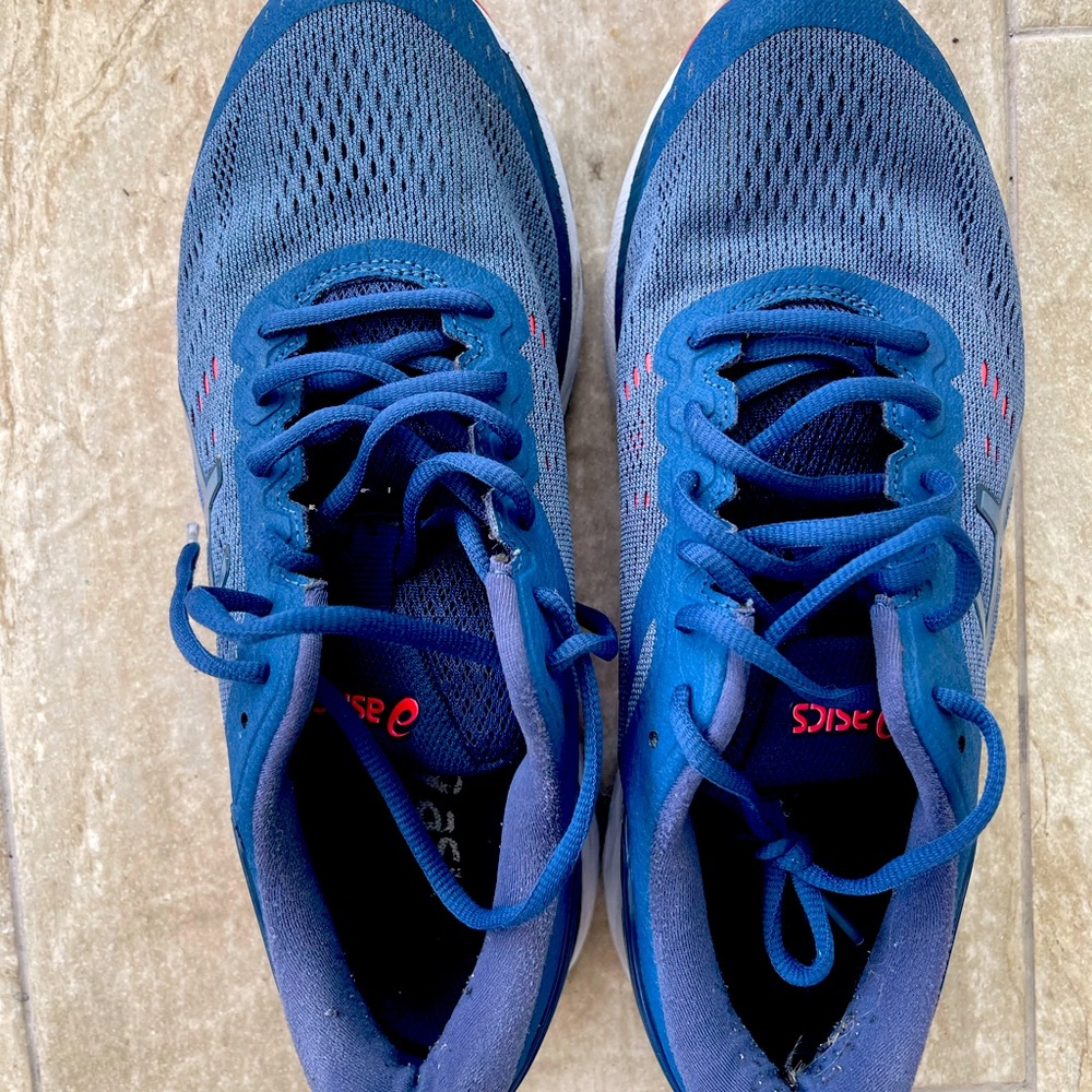 Running shoes size 8